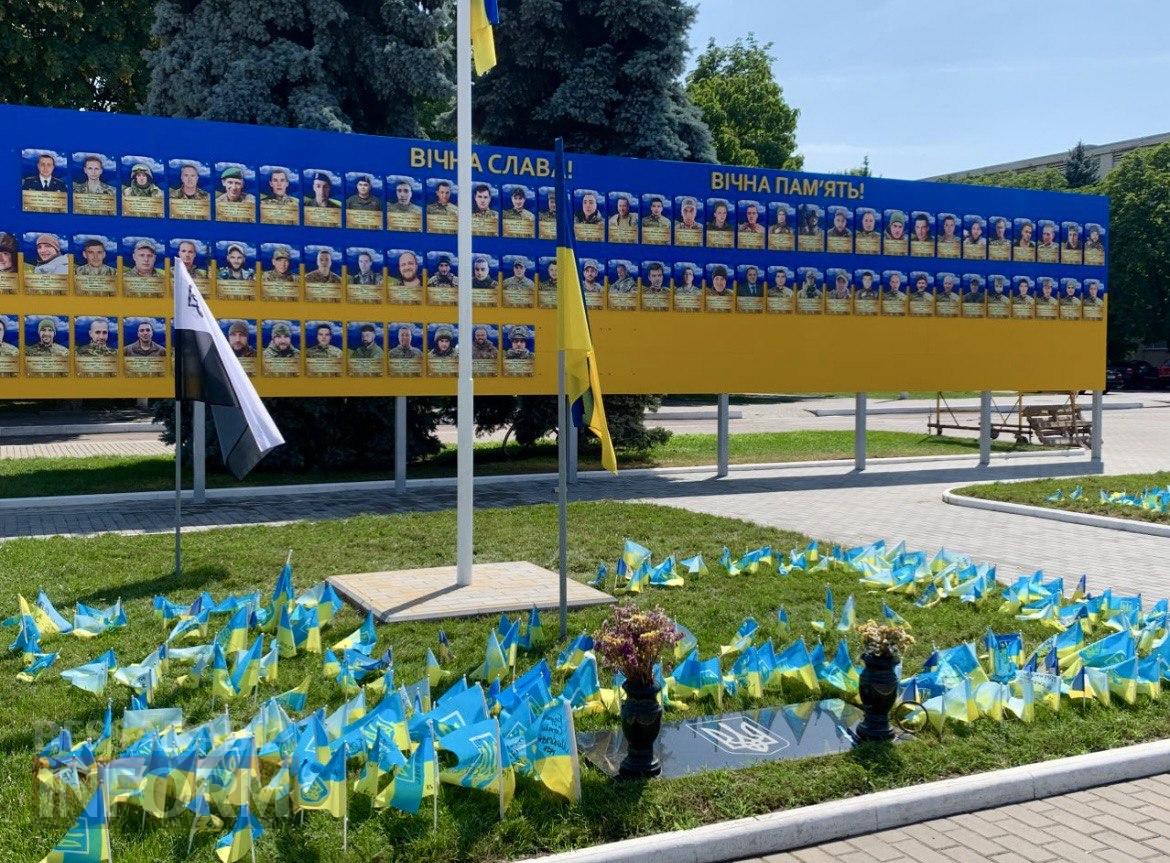 В Ізмаїлі завершуються роботи з розбудови інформаційного стенда зі світлинами полеглих Героїв