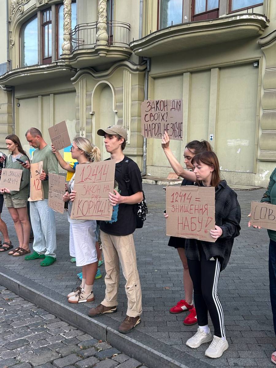 В Одесі молодь протестувала через закон, що підпорядкував НАБУ і САП генпрокуратурі