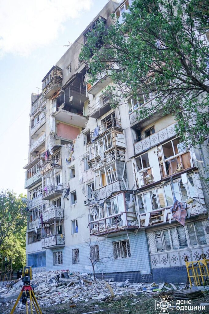 В Одесі з-під завалів зруйнованого "шахедами" будинку дістали тіло чоловіка