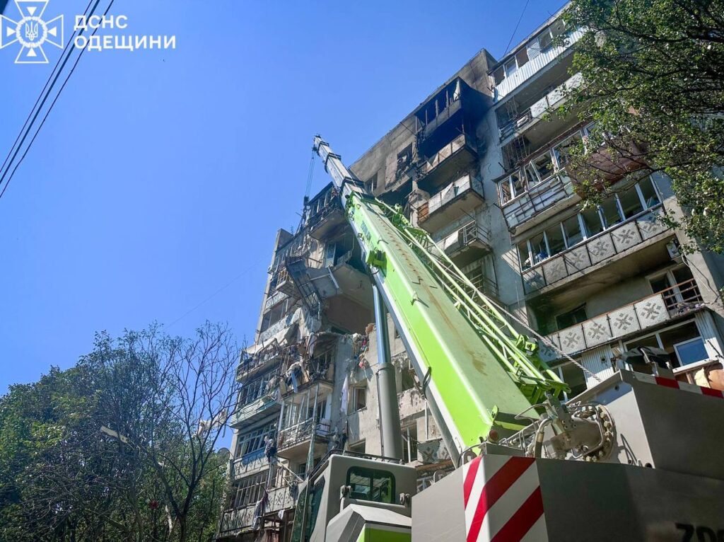 В Одесі з-під завалів зруйнованого "шахедами" будинку дістали тіло чоловіка