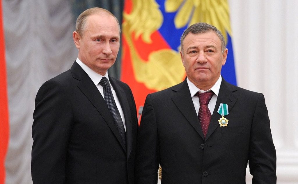 Ведмежі послуги Медведчука: як повʼязана з олігархом компанія стала ланкою у викраденні зерна й металу з окупації
