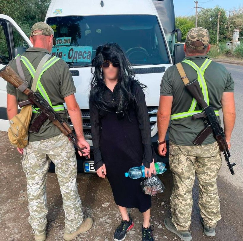 На трасі Одеса-Рені викрили перевдягнутого порушника кордону у стилі «total-black»