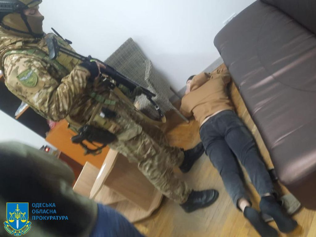 Судитимуть шахраїв, які ошукали матір загиблого Героя з Одещини на три млн грн