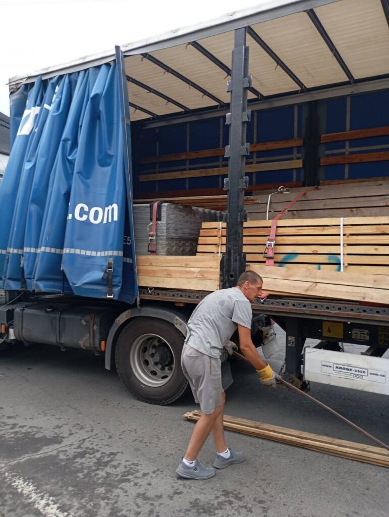 Сім'ї з Шабівської громади, чиї оселі зруйнували російські ракети, отримали будматеріали
