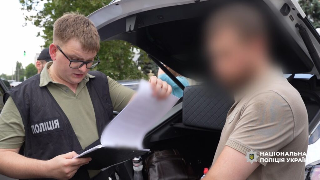 Знімали з розшуку та бронювали: на Одещині затримали ділків, які допомагали ухилянтам