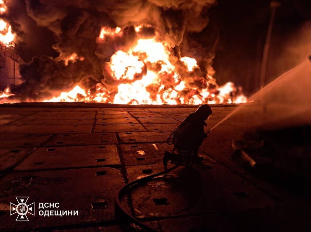 Ізмаїльщина пережила масовану атаку "шахедів": внаслідок влучань спалахнули пожежі. Постраждав 37-річний чоловік