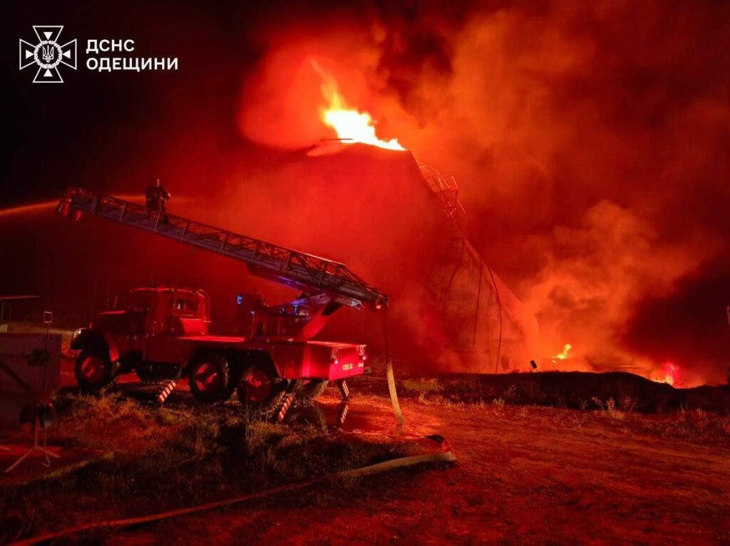 Ізмаїльщина пережила масовану атаку "шахедів": внаслідок влучань спалахнули пожежі. Постраждав 37-річний чоловік