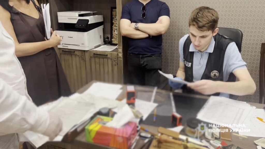Знімали з розшуку та бронювали: на Одещині затримали ділків, які допомагали ухилянтам