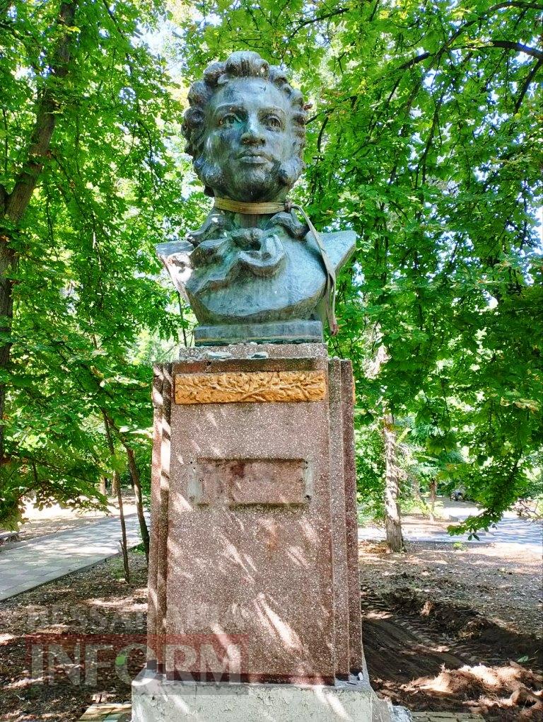 Не минуло й століття: у Болграді демонтували єдиний пам’ятник Пушкіну