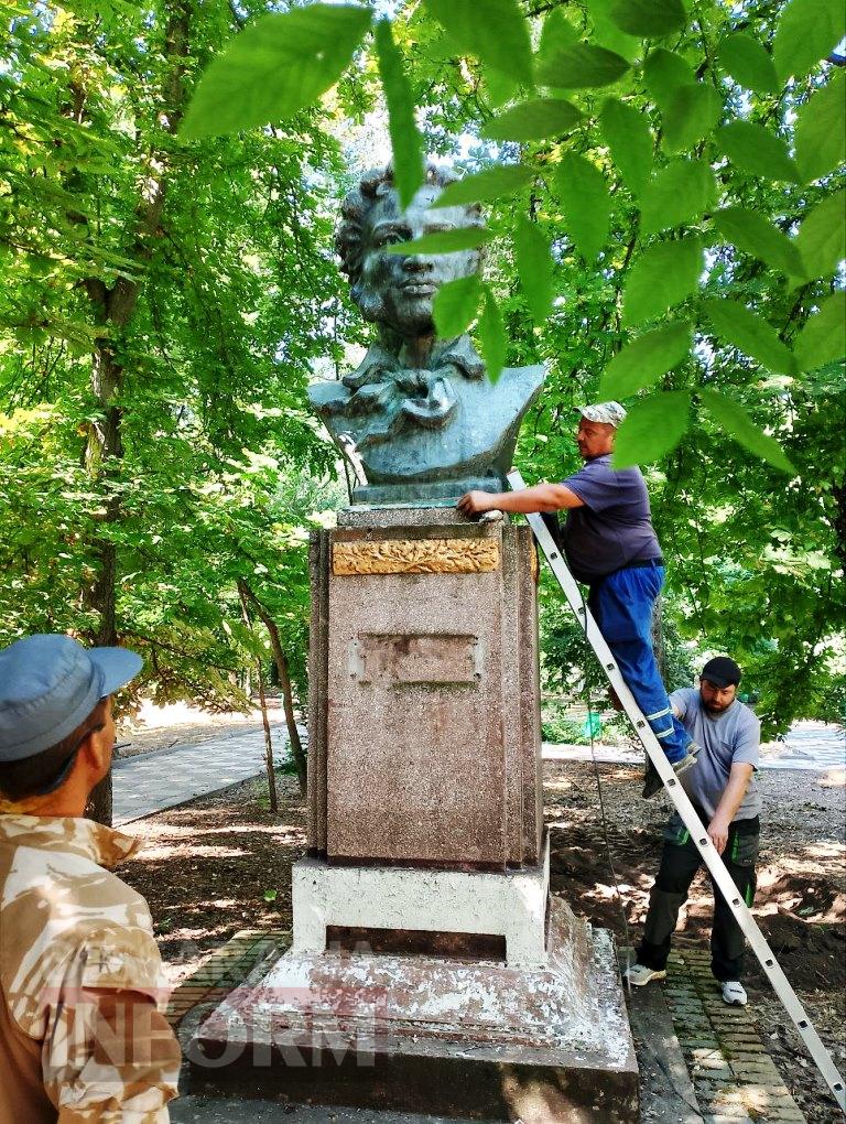 Не минуло й століття: у Болграді демонтували єдиний пам’ятник Пушкіну