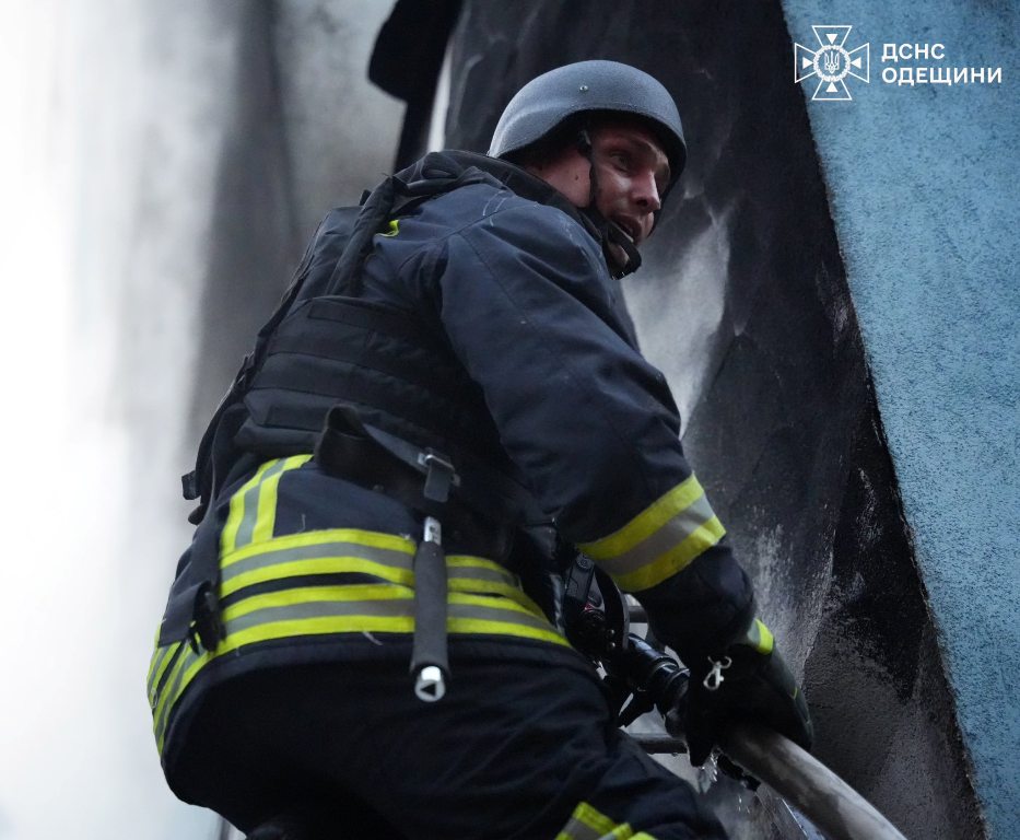 Вночі росіяни вчергове атакували Одещину: спалахнули масштабні пожежі
