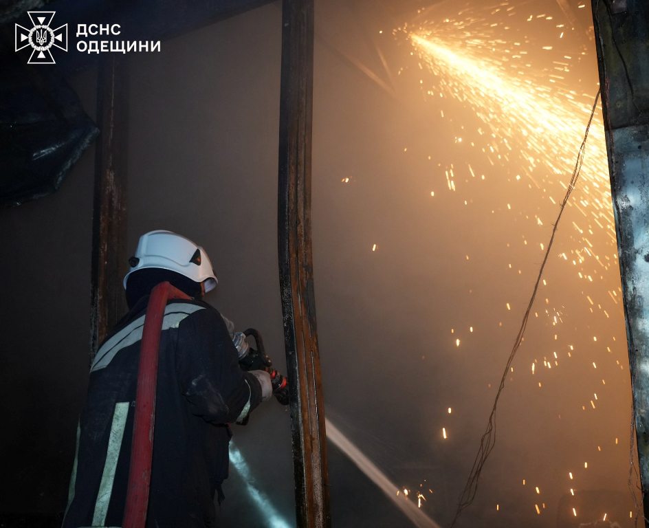 Вночі росіяни вчергове атакували Одещину: спалахнули масштабні пожежі