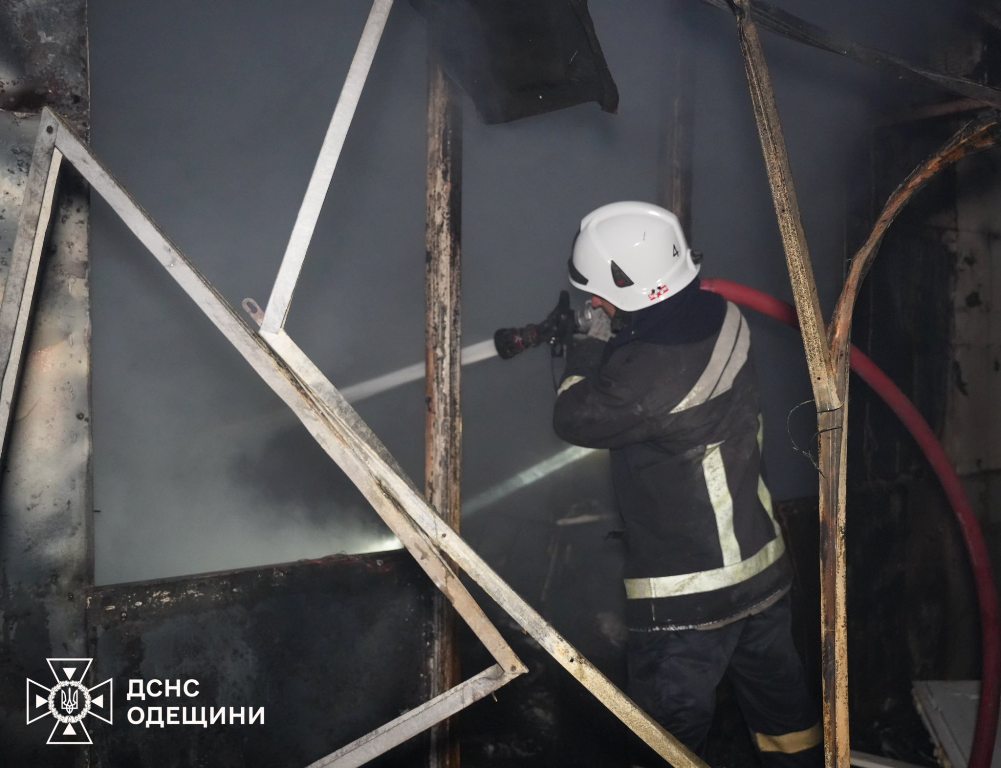 Вночі росіяни вчергове атакували Одещину: спалахнули масштабні пожежі