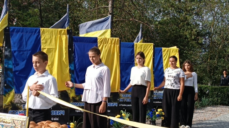 У селі Білгород-Дністровського району урочисто відкрили Алею Слави, де закарбовані імена одинадцяти полеглих Героїв