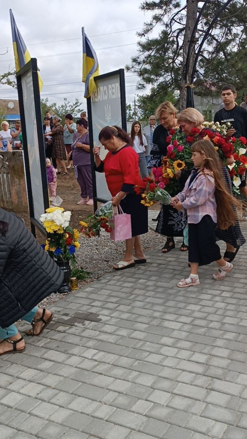 У селі Білгород-Дністровського району урочисто відкрили Алею Слави, де закарбовані імена одинадцяти полеглих Героїв