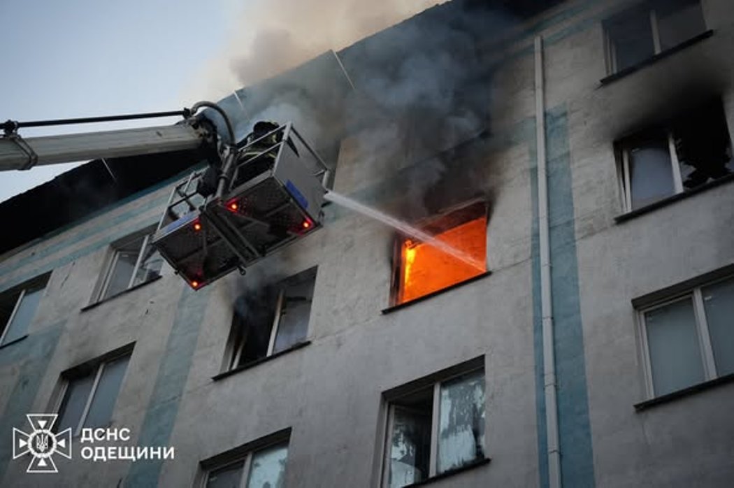Вночі росіяни вчергове атакували Одещину: спалахнули масштабні пожежі
