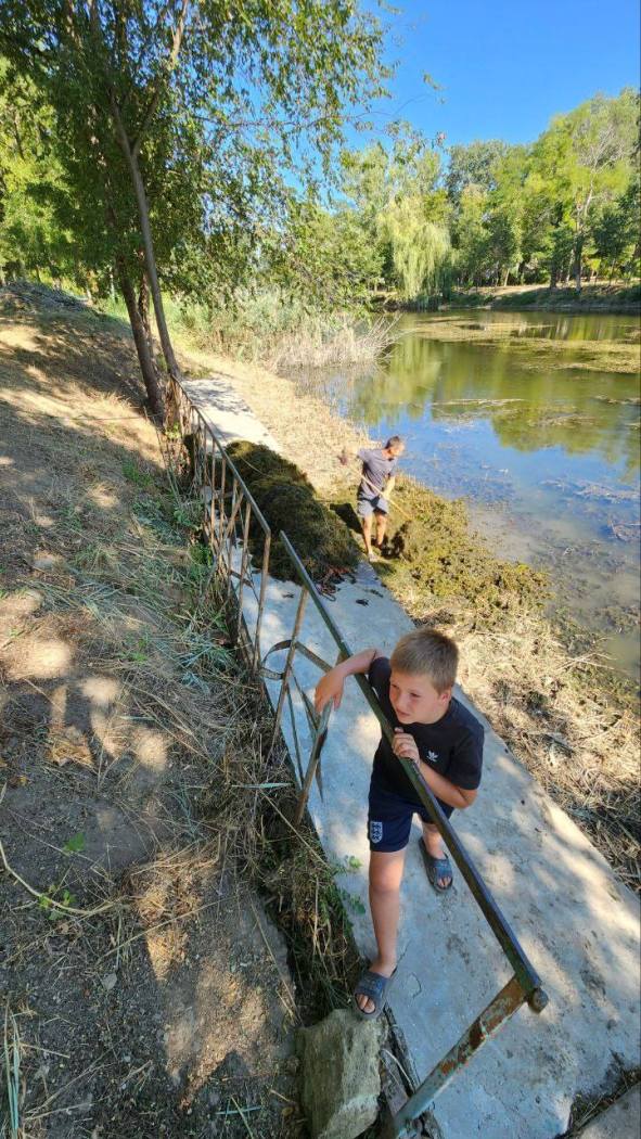 Кілійці, які взялися очистити водойму у місцевому парку, були шоковані "знахідками" людської безвідповідальності