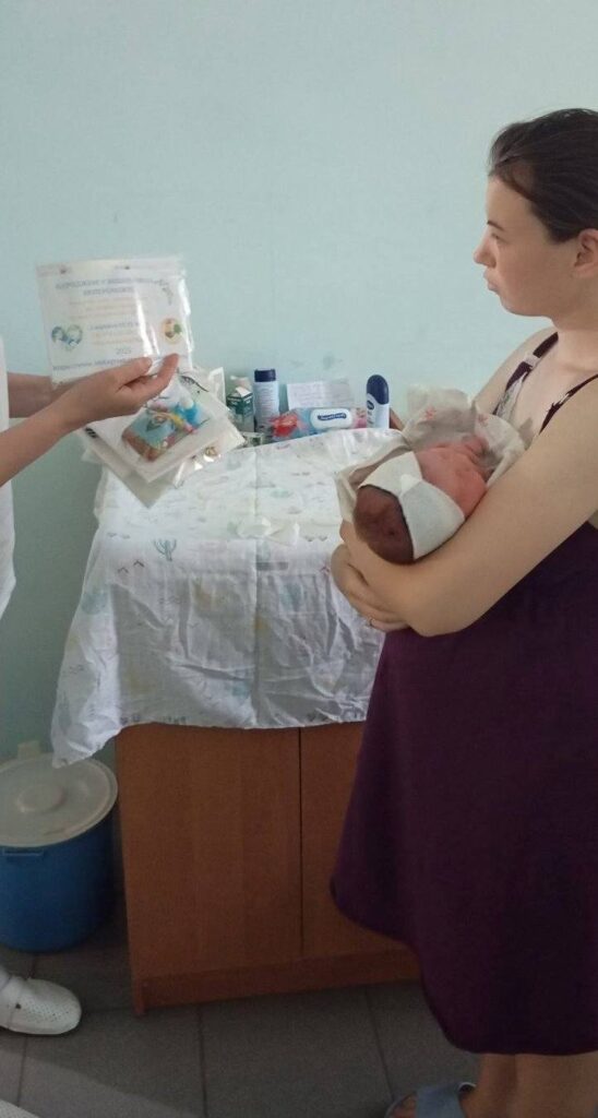 В Аккермані немовлята отримали свої перші вишиваночки від місцевих майстринь - як народилася ідея