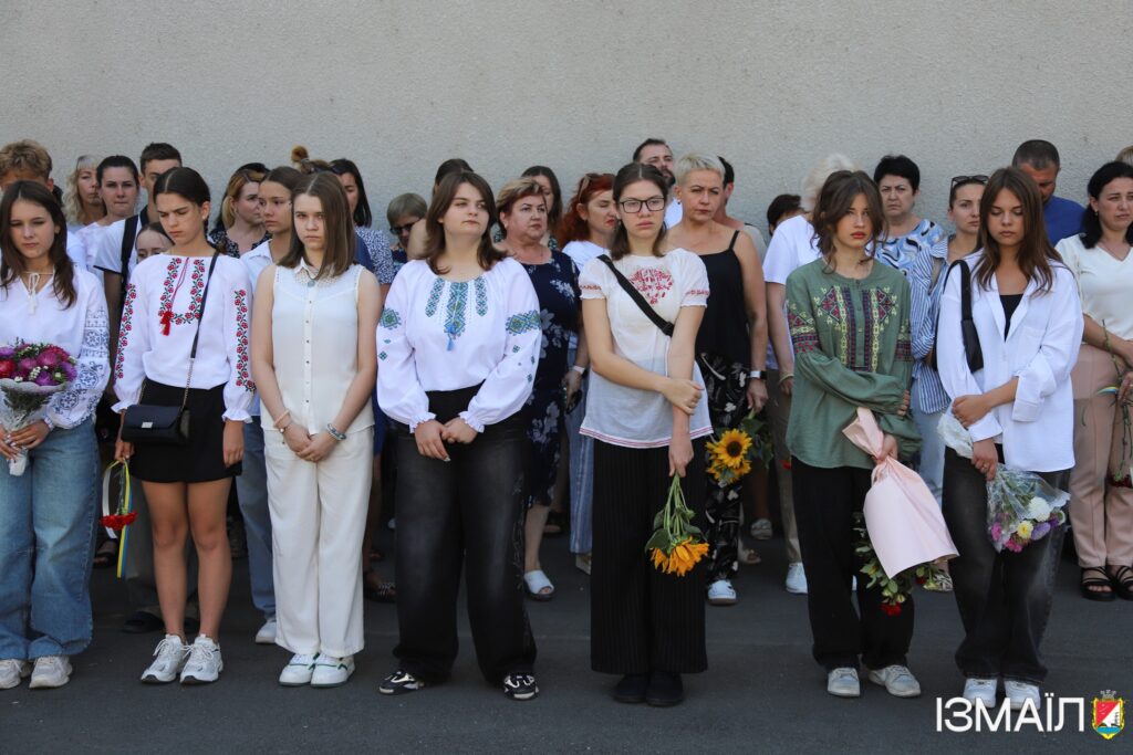 Історії Героїв мають жити: в ізмаїльській гімназії №10 відкрили меморіальну дошку кулеметнику Юрію Сергєєву