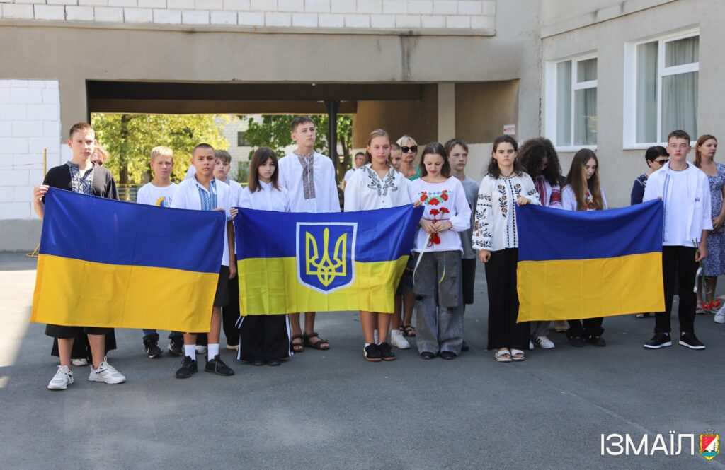 Історії Героїв мають жити: в ізмаїльській гімназії №10 відкрили меморіальну дошку кулеметнику Юрію Сергєєву