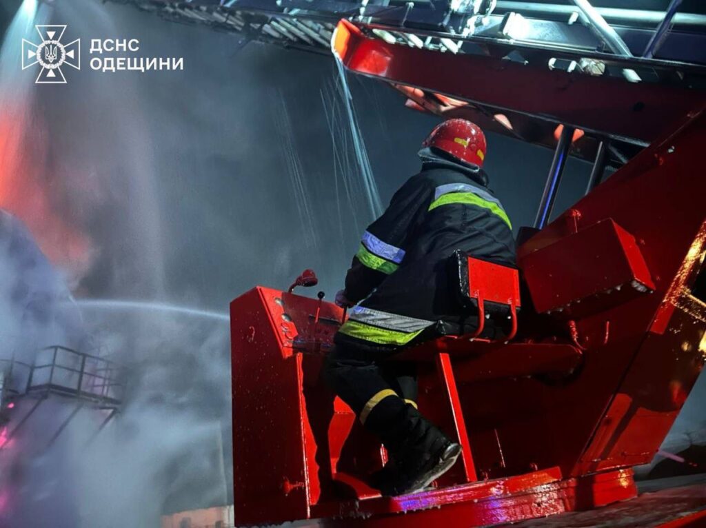 Ізмаїльщина пережила масовану атаку "шахедів": внаслідок влучань спалахнули пожежі. Постраждав 37-річний чоловік