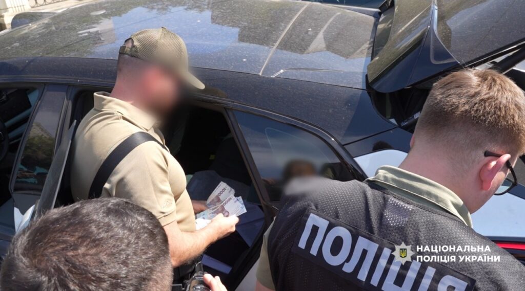 Знімали з розшуку та бронювали: на Одещині затримали ділків, які допомагали ухилянтам