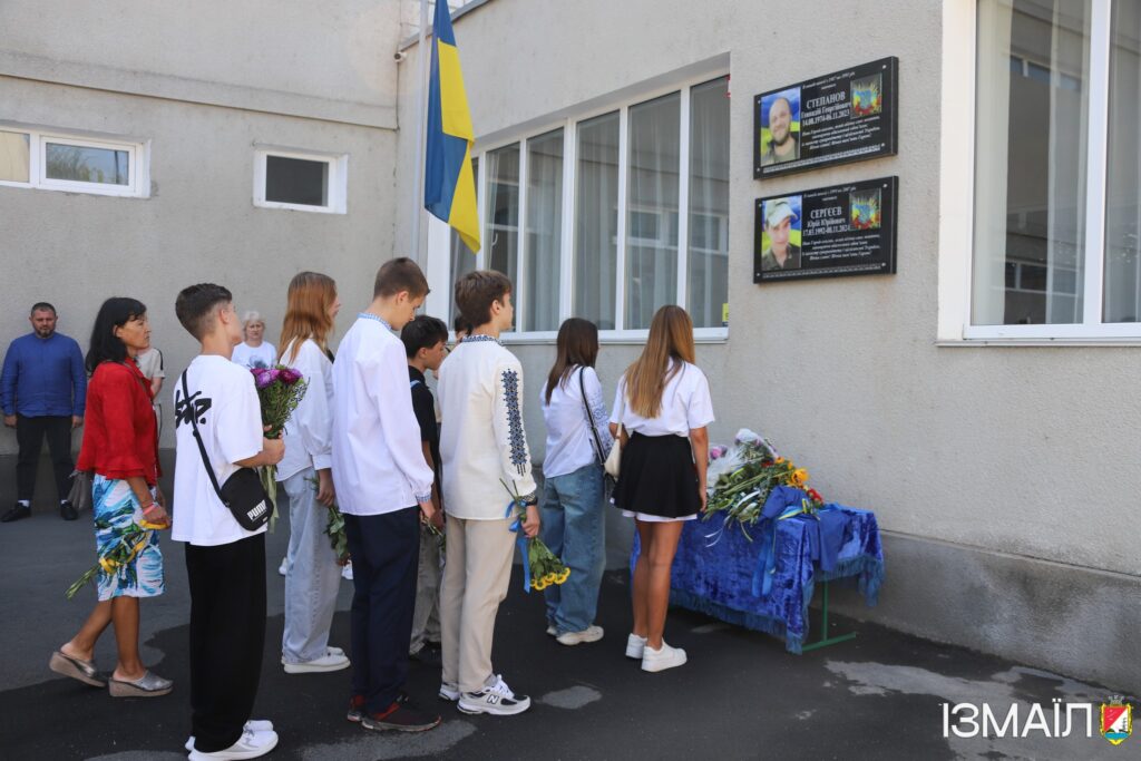 Історії Героїв мають жити: в ізмаїльській гімназії №10 відкрили меморіальну дошку кулеметнику Юрію Сергєєву