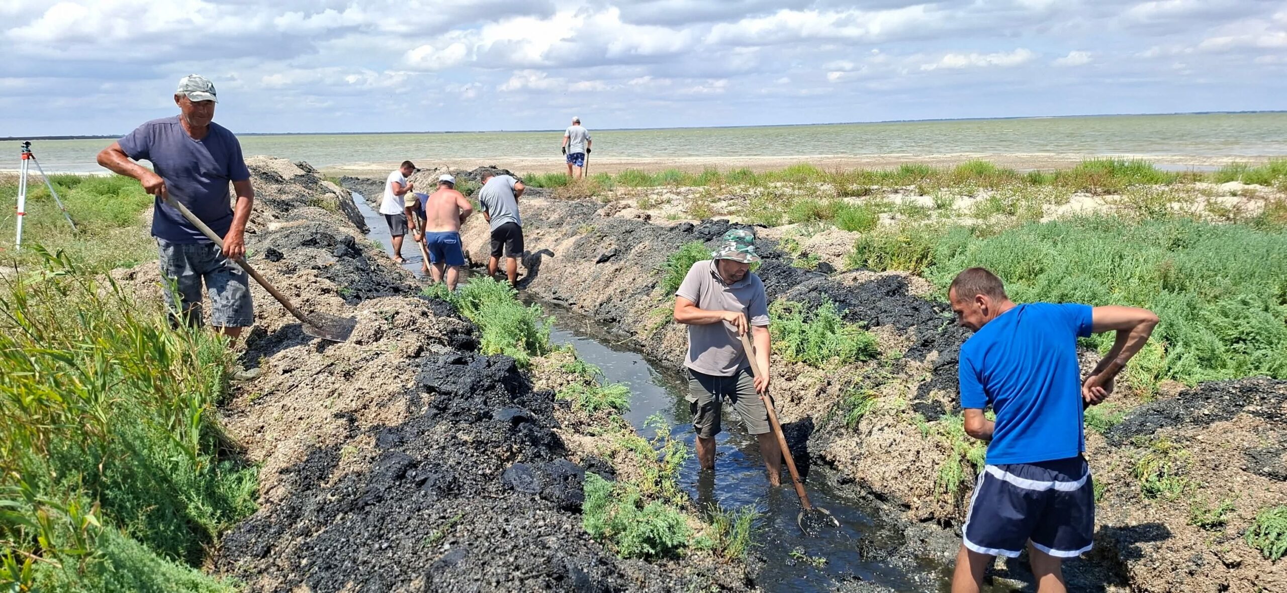 На Білгород-Дністровщині екологи та небайдужі мешканці самостійно відновили водообмін між лиманами