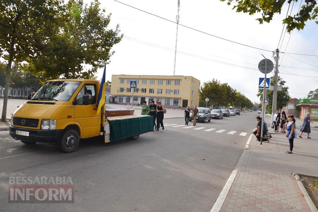"Чекали додому зі дня на день": Кілія прощається з померлим на фронті екс-поліцейським Юрієм Гордієнко