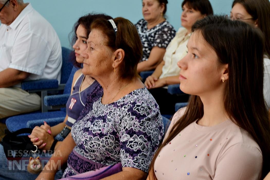 В Кілії сертифікатом міської ради нагородили дванадцятьох найкращих випускників