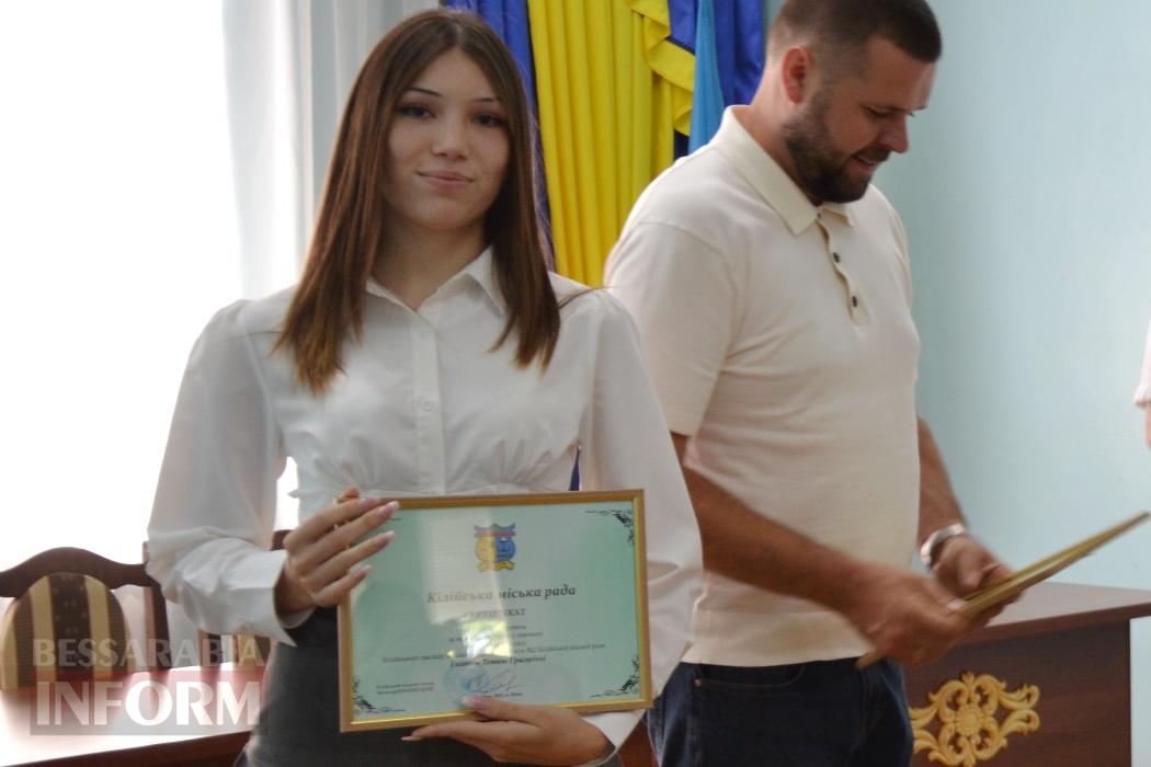 В Кілії сертифікатом міської ради нагородили дванадцятьох найкращих випускників