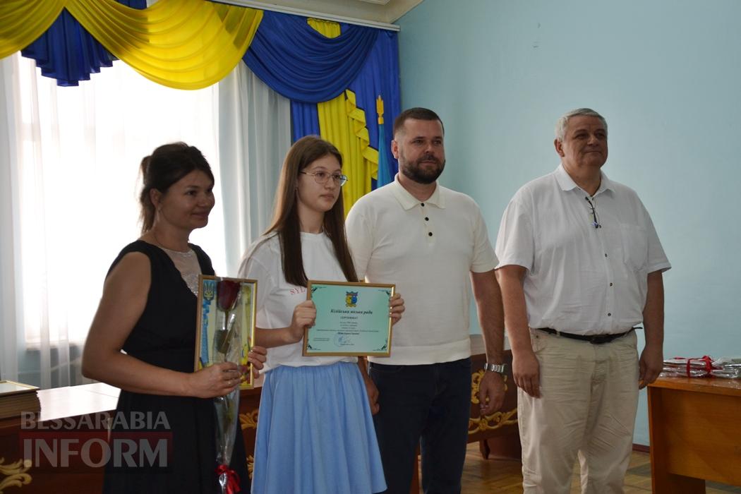 В Кілії сертифікатом міської ради нагородили дванадцятьох найкращих випускників