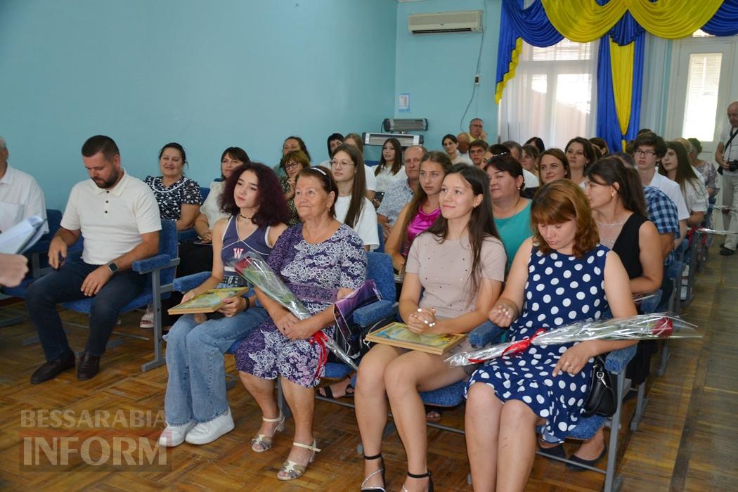 В Кілії сертифікатом міської ради нагородили дванадцятьох найкращих випускників