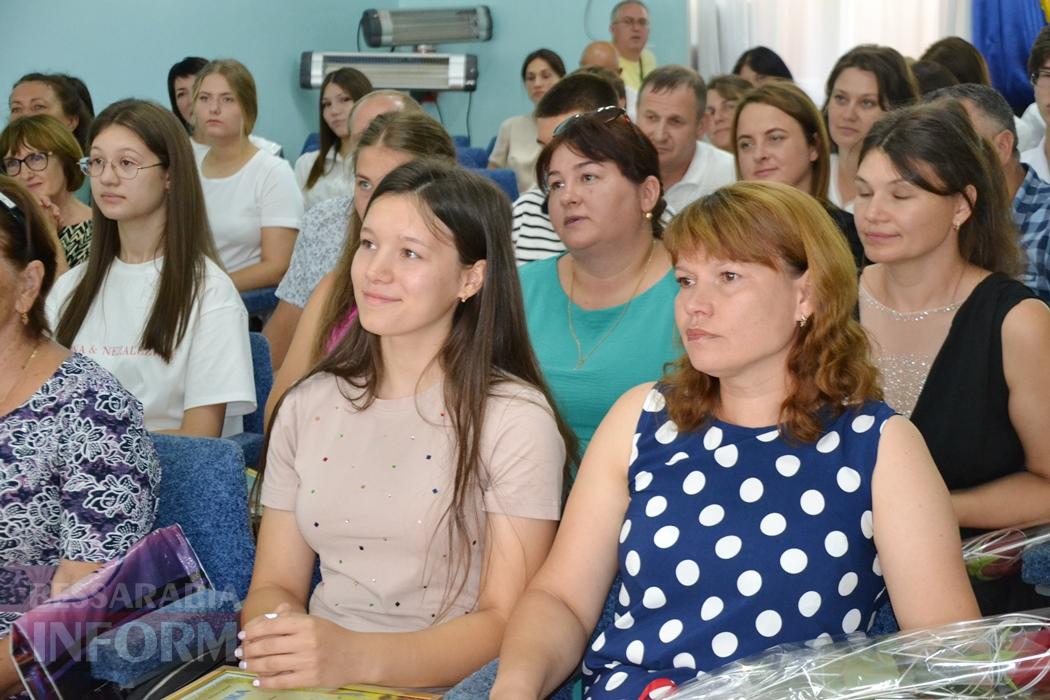 В Кілії сертифікатом міської ради нагородили дванадцятьох найкращих випускників