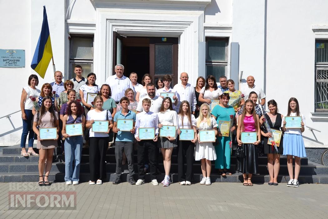 В Кілії сертифікатом міської ради нагородили дванадцятьох найкращих випускників