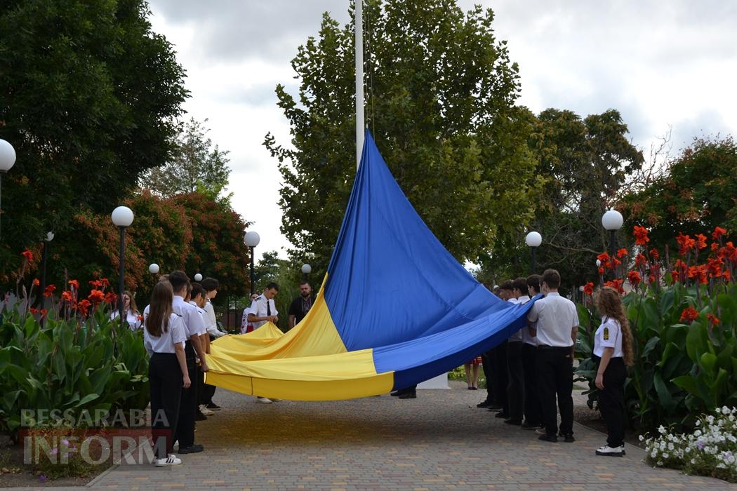 У Кілії урочисто замайорів восьмиметровий синьо-жовтий прапор
