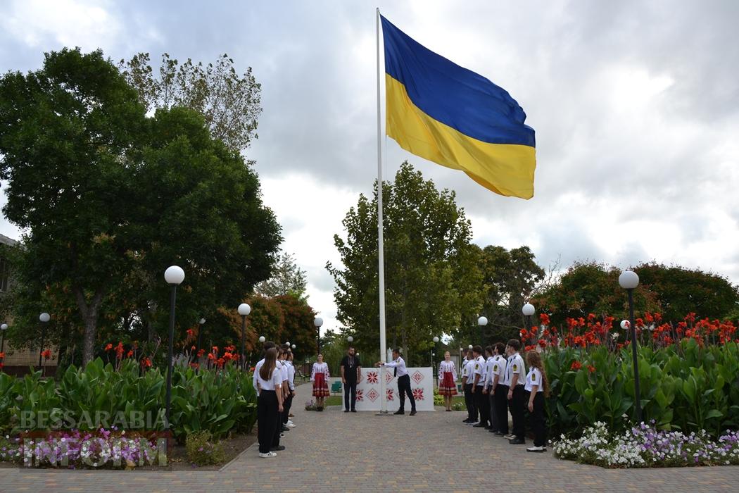 У Кілії урочисто замайорів восьмиметровий синьо-жовтий прапор