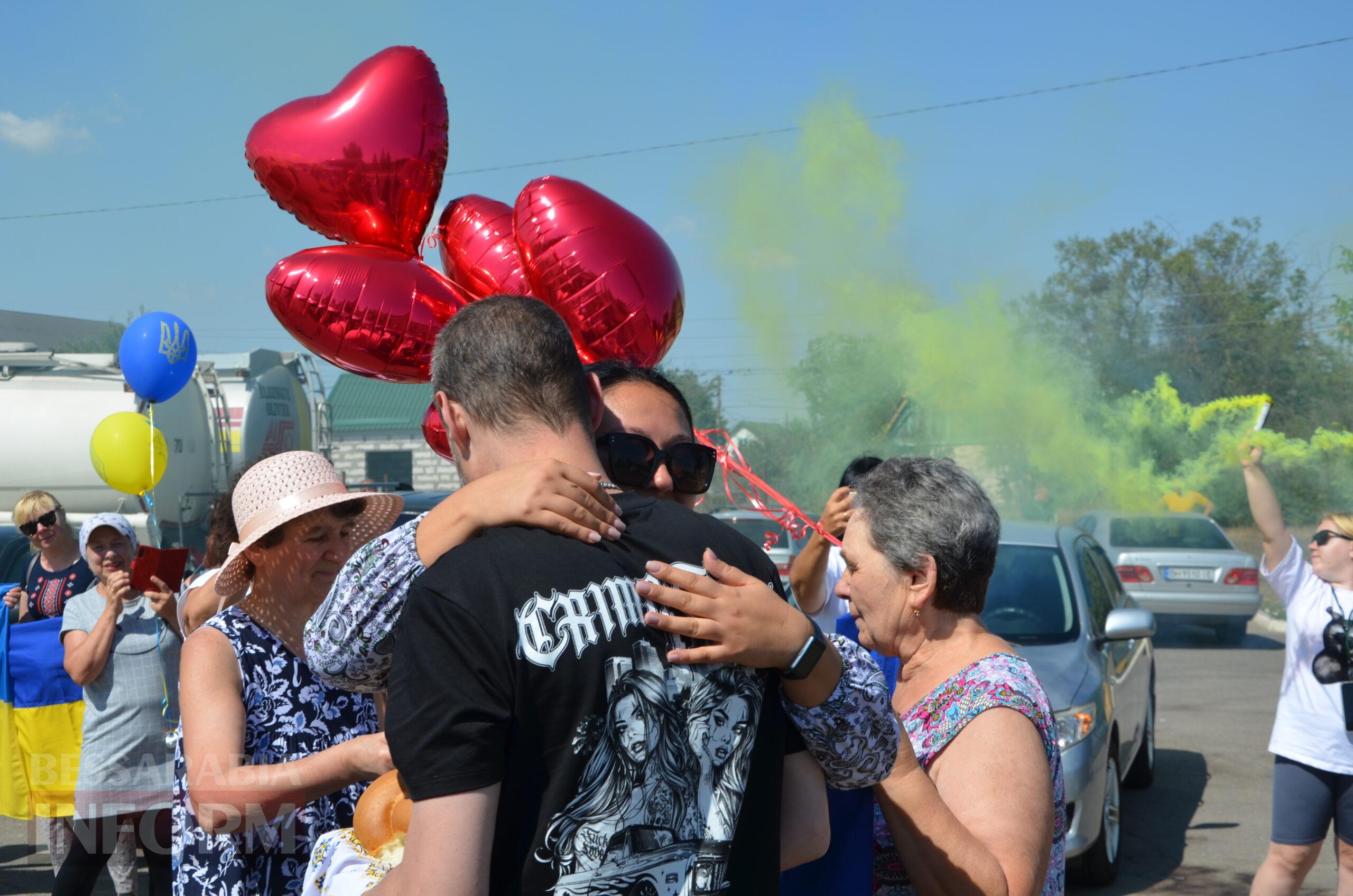 Ізмаїл зворушливо зустрів останнього військовополоненого з острова Зміїний Віталія Гиренка