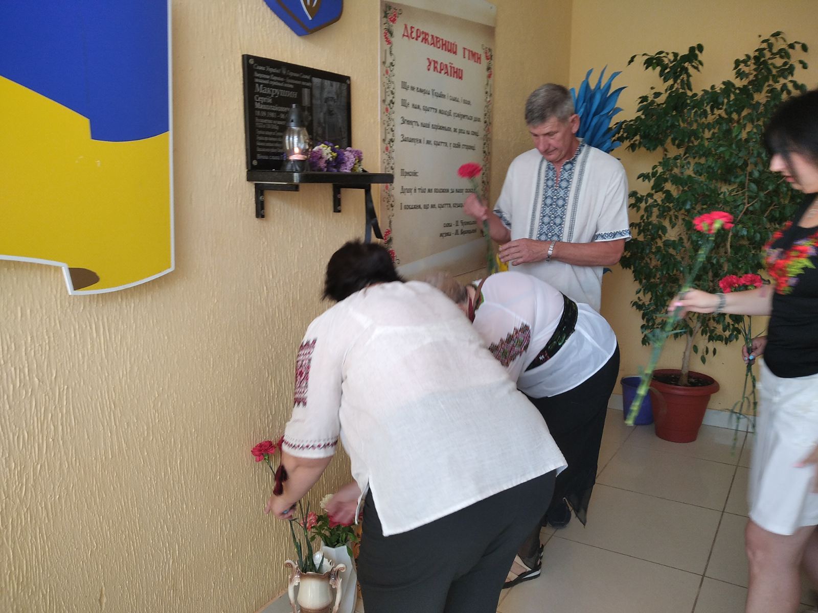 У школі Білгород-Дністровського району урочисто відкрили меморіальну дошку полеглому земляку