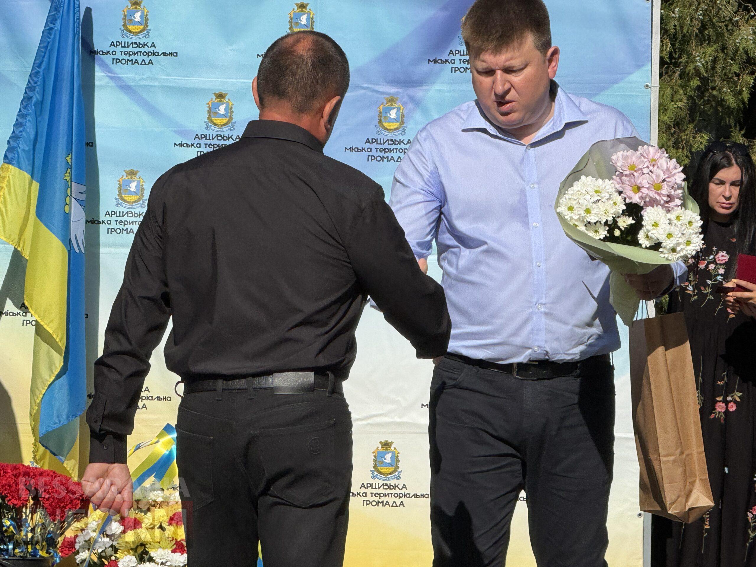В Арцизі на Алеї Слави відкрили нові портрети та вручили почесні нагороди