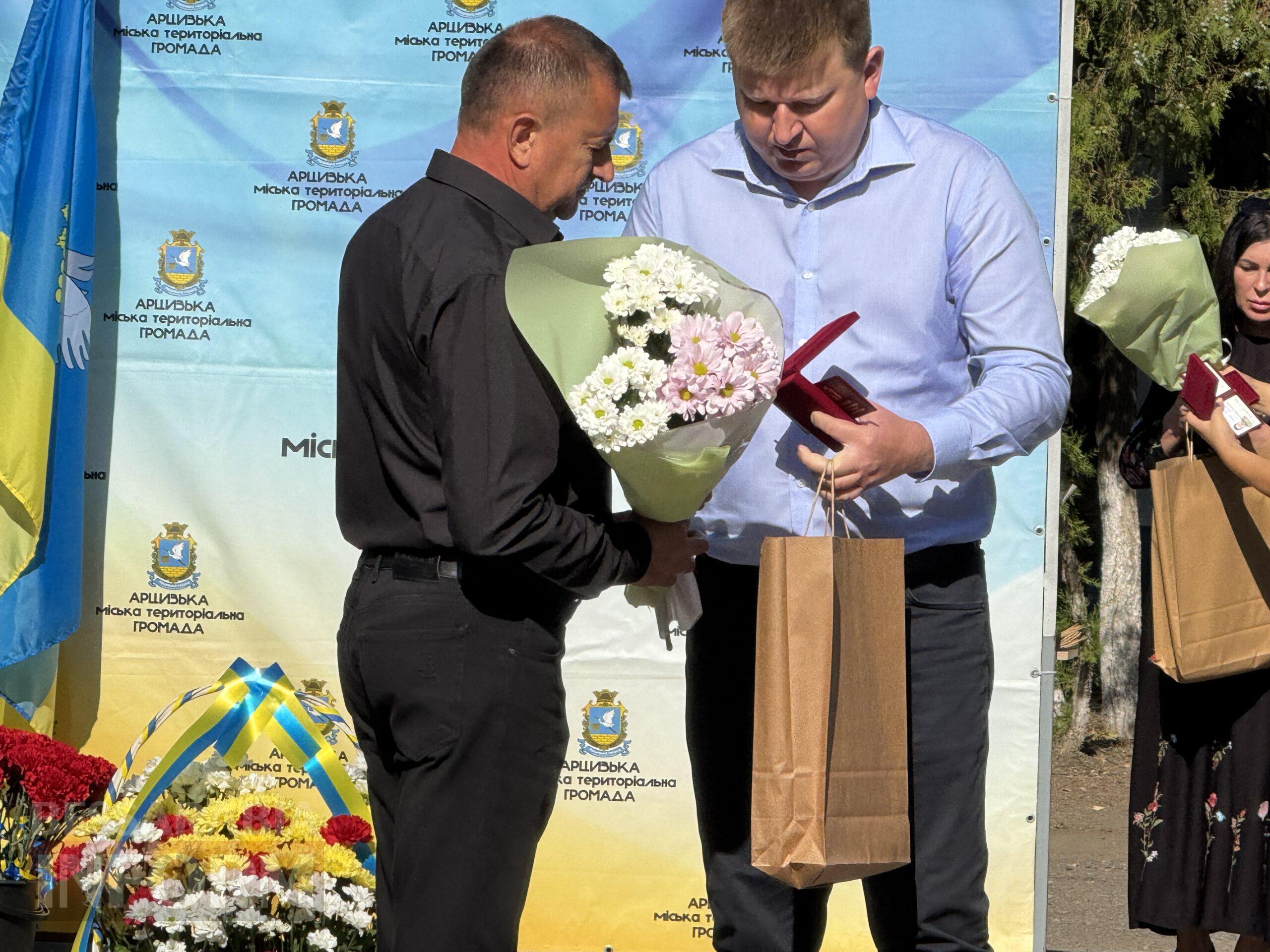 В Арцизі на Алеї Слави відкрили нові портрети та вручили почесні нагороди
