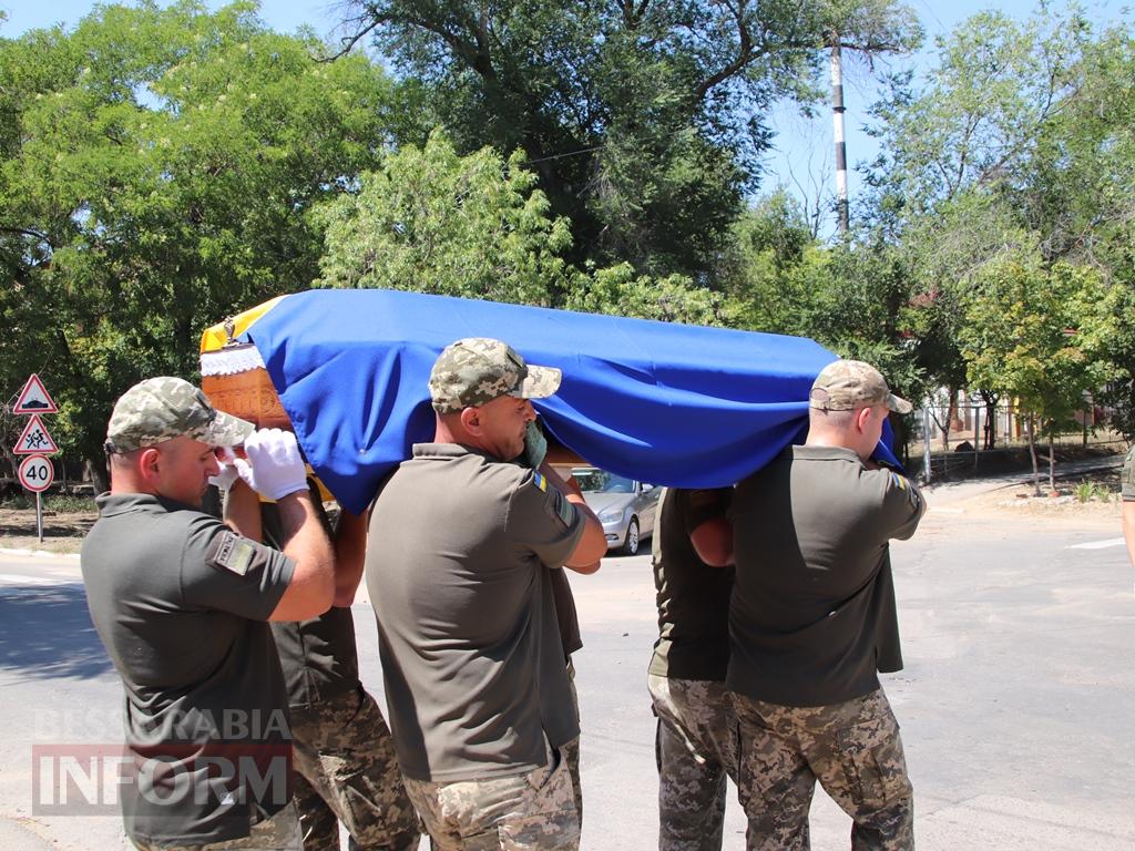 «Сашко з нами, поки ми пам’ятаємо»: Болград провів в останню путь свого захисника Олександра Бур’янова