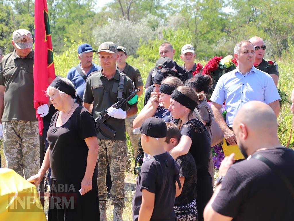 «Сашко з нами, поки ми пам’ятаємо»: Болград провів в останню путь свого захисника Олександра Бур’янова