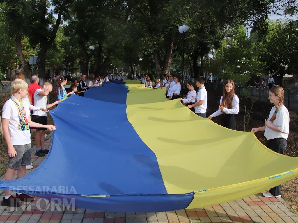В Болграді вперше відзначили День Державного Прапора України ходою з 40-метровим синьо-жовтим стягом по вулицях міста