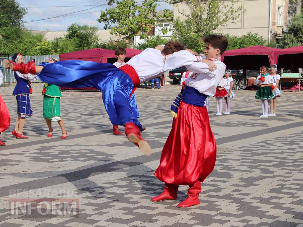 В Болграді вперше відзначили День Державного Прапора України ходою з 40-метровим синьо-жовтим стягом по вулицях міста