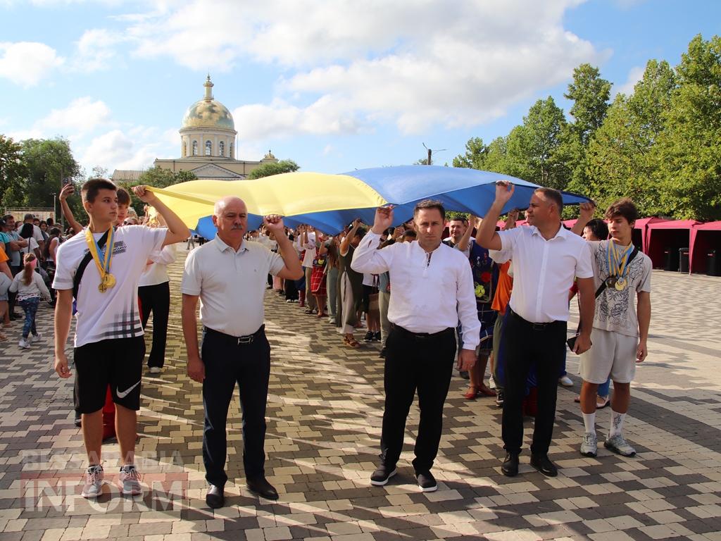В Болграді вперше відзначили День Державного Прапора України ходою з 40-метровим синьо-жовтим стягом по вулицях міста