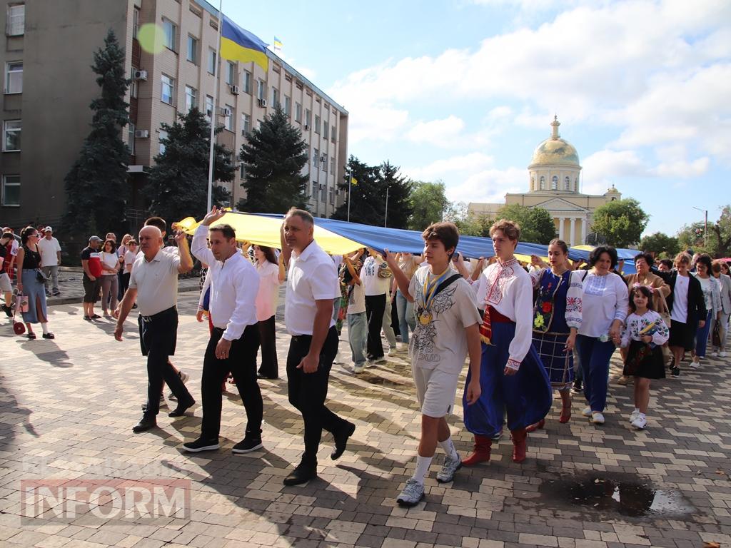 В Болграді вперше відзначили День Державного Прапора України ходою з 40-метровим синьо-жовтим стягом по вулицях міста