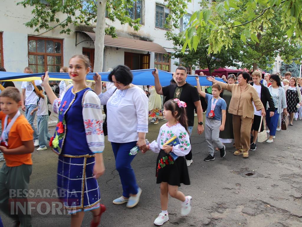 В Болграді вперше відзначили День Державного Прапора України ходою з 40-метровим синьо-жовтим стягом по вулицях міста