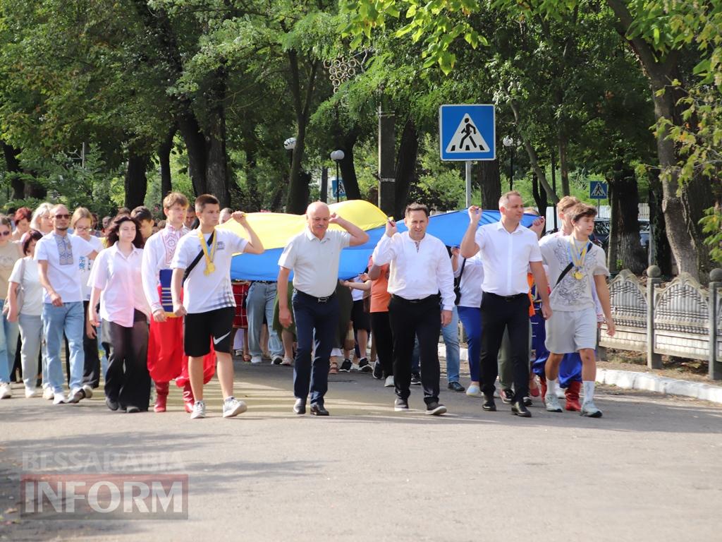 В Болграді вперше відзначили День Державного Прапора України ходою з 40-метровим синьо-жовтим стягом по вулицях міста