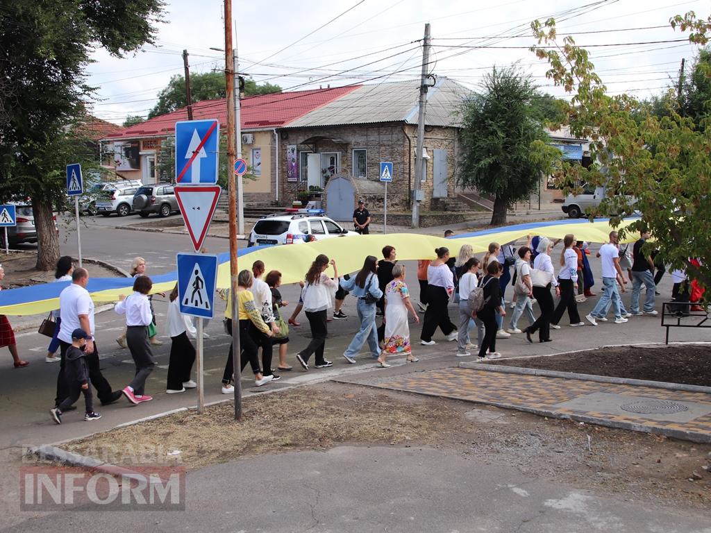 В Болграді вперше відзначили День Державного Прапора України ходою з 40-метровим синьо-жовтим стягом по вулицях міста